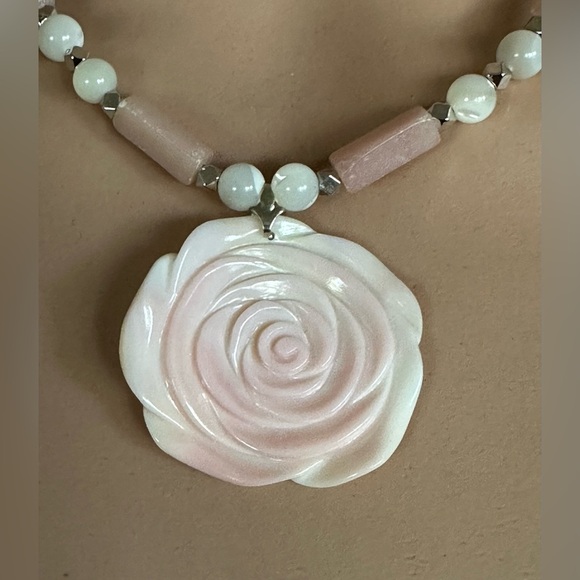 18 inch Mother of Pearl Choker and Pink Conch Shell bead necklace NWOT - Picture 12 of 13